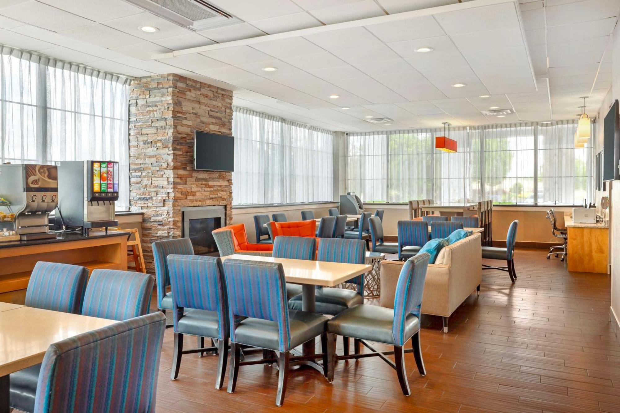 Best Western Hartford Hotel And Suites Exterior foto